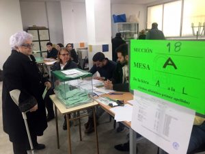 En la imagen, un momento en la jornada de hoy en un colegio electoral de Sevilla.