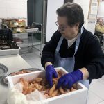 Preparación del menú en el Comedor social del Pumarejo el 24 de diciembre. / Foto: Fermín Cabanillas.