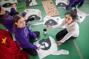 En la imagen, alumnas del colegio, preparando su participación en estas jornadas.