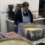 Preparación del menú en el Comedor social del Pumarejo el 24 de diciembre. / Foto: Fermín Cabanillas.