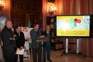 El alcalde de Sevilla, Juan Espadas, en la presentación de estos proyectos, junto al delegado de Hábitat Urbano, Turismo y Cultura, Antonio Muñoz; el delegado de Bienestar Social y Empleo, Juan Manuel Flores; y el gerente de Emvisesa, Felipe Castro.