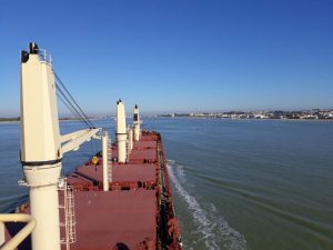 Rodopi en la barra, llegando a Bajo de Guía. / Foto: Corporación de Prácticos del Puerto de Sevilla y Ría del Guadalquivir.