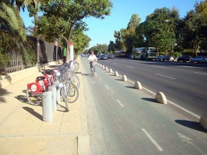En la imagen, el carril bici de Sevilla a su paso por LA Palmera.