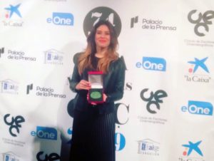 La directora Paola García Costas mostrando su premio.