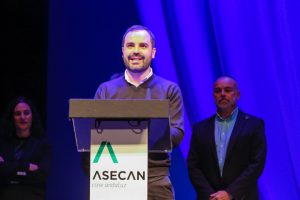 Alejandro Ávila recogiendo el Premio Asecan Libro de Cine.