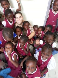 Ariane, con los estudiantes de su escuela 'Kaddu Xale-yi'.