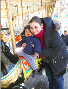 Ariane en Paris, con su hijo Mikail.