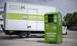 En la imagen, un contenedor de Humana y uno de sus vehículos de transporte.