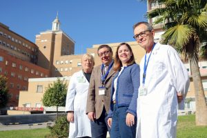 Equipo de especialistas de distintas áreas del Hospital Universitario Virgen del Rocío.