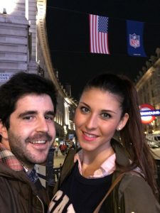 Alejandro Aguilar, con su amiga Mari Carmen, compañera de la universidad, que ahora también vive en Londres.