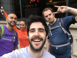 En la imagen con Eva, también sevillana; David, cántabro; y Martin, compañeros de su antiguo hotel, antes de salir a correr.