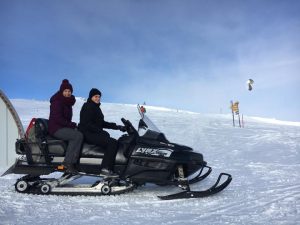 Acudiendo a una obra en moto de nieve porque con las nevadas no había otra forma de acceder.