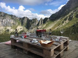 Un picnic suizo en la montaña.