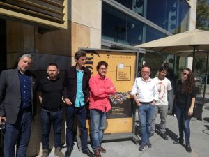 El coordinador del ciclo, Manuel Ferrand, y el director del Teatro Central, Manuel Llanes, con algunos de los músicos del programa 'Música(s) Contemporánea(s)'.