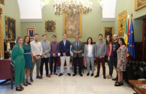 El rector de la US ha recibido a los alumnos distinguidos.