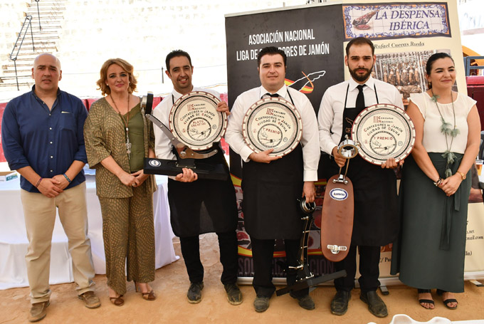 Los ganadores del III Certamen Nacional de Cortadores de Jamón celebrado en Osuna.