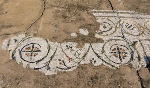 El estado de conservación de los mosaicos hace urgente su intervención de restauración..