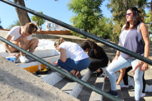 Alumnos del instituto durante la decoración de los escalones.