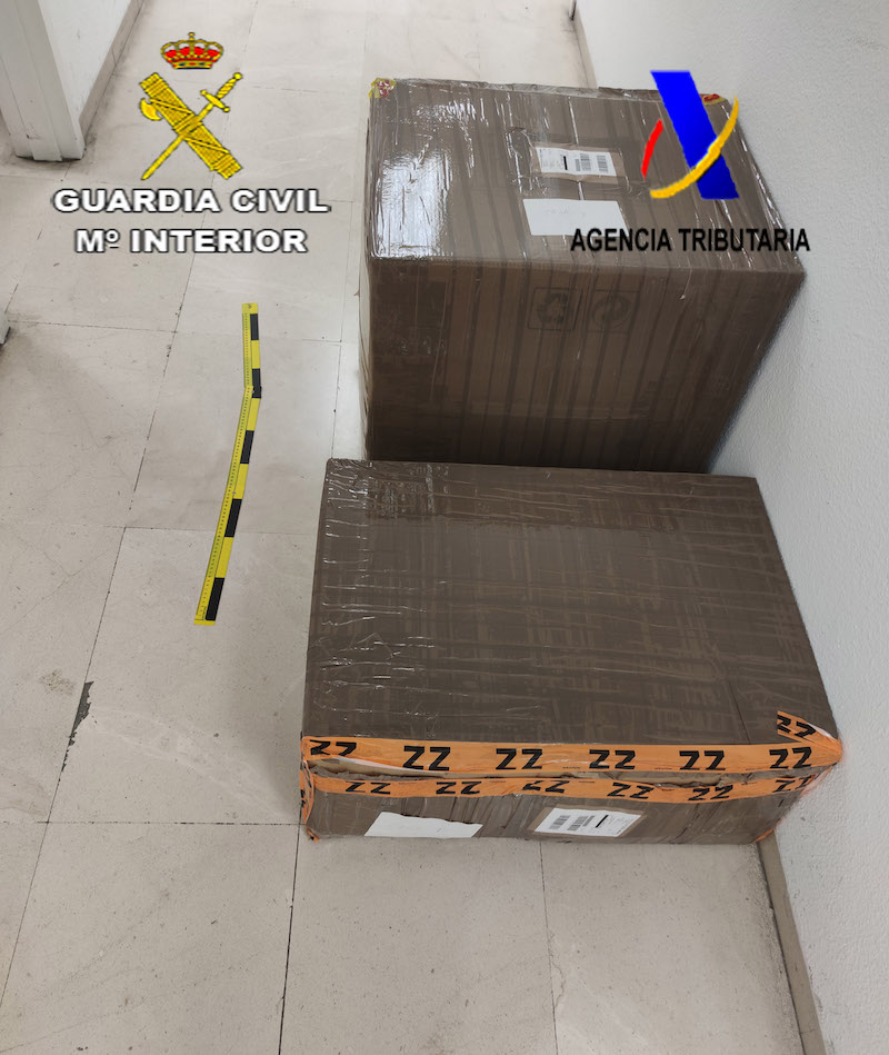 Paquetes intervenidos por la Guardia Civil y la Agencia Tributaria.