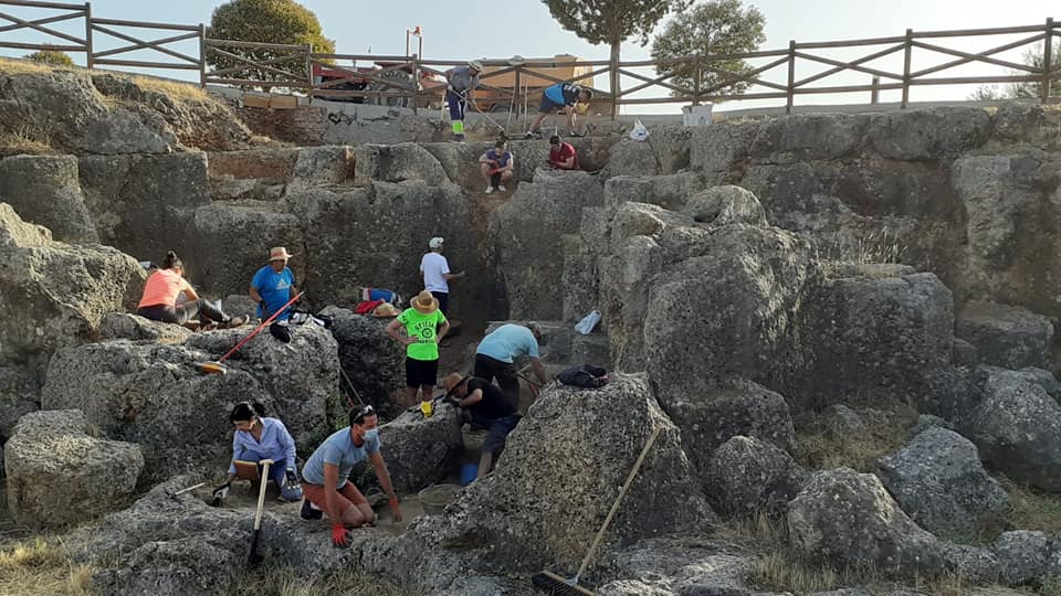 Arqueólogos y voluntarios en Casariche.