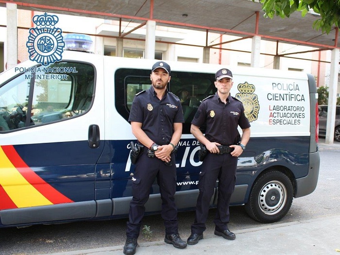 Estos dos agentes salvaron a la mujer que estaba siendo agredida.