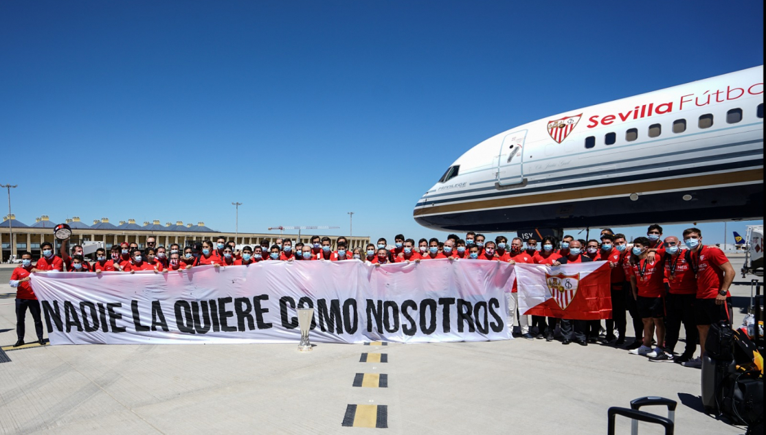 Posado avión Sevilla FC.