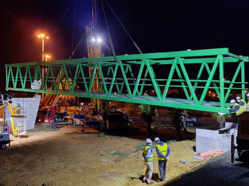 Instalación de la pasarela ciclista de Mairena.