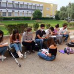 Estudiantes antes de examinarse de la selectividad en la Olavide.