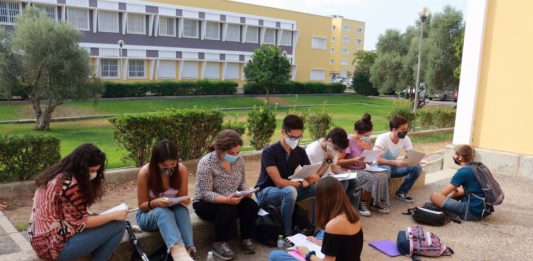 Estudiantes antes de examinarse de la selectividad en la Olavide.