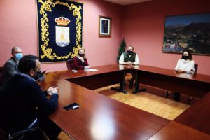 Reunión de la alcaldesa de Alcalá de Guadaíra, Ana Isabel Jiménez, y los delegados de Hacienda y comercio, Jesús Mora y Ángeles Ballesteros, respectivamente, con los hosteleros.