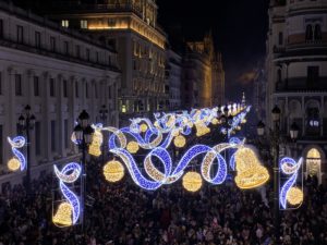 Sevilla aprueba la iluminación navideña en verano para evitar que ocurra lo de los toldos