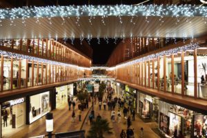 Adornos de Navidad en el Centro Comercial Torre Sevilla.