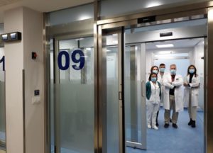 Uno de los boxes dotados con la sistemática de presión de aire para aislamientos con el responsable médico y la responsable de enfermería de Urgencias junto a la directora gerente y los responsables asistenciales del Hospital Universitario de Valme.