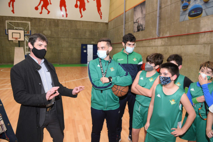 El Palacio de San Pablo incorpora una pista de baloncesto desmontable.