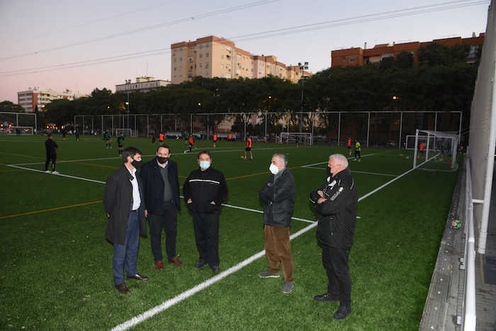 Concluyen las obras del nuevo campo de fútbol de césped artificial en el centro municipal Andalucía Este