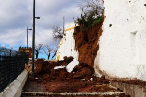 Sin daños patrimoniales el derrumbe de un muro en la calle Santa María de Alcalá por las fuertes lluvias