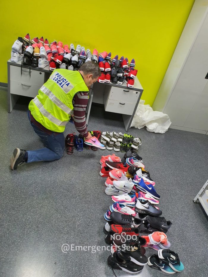 Detienen a un varón que pretendía acceder al Mercadillo de Alcosa con 100 pares de zapatillas falsificadas