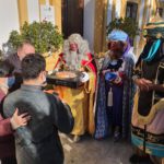 Los Reyes Magos de Guillena repartiendo roscones