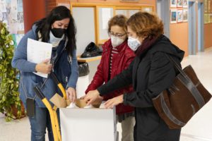 Mairena del Aljarafe reparte mascarillas y gel entre los centros educativos