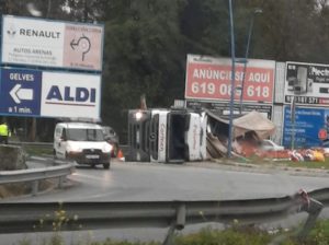 Sin heridos el vuelco de un camión en San Juan de Aznalfarache