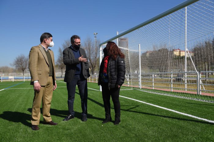 Finalizan un nuevo campo de fútbol artificial en el centro deportivo Vega de Triana