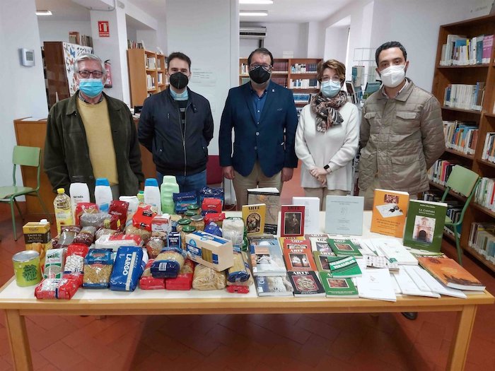 La biblioteca municipal de Carmona regala libros a cambio de alimentos para los desfavorecidos