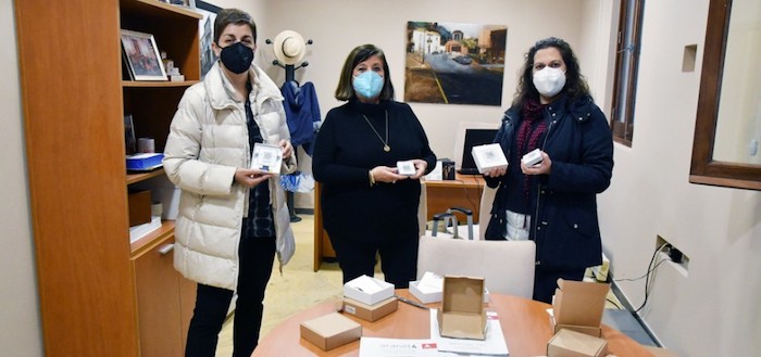 Tomares entrega medidores de CO2 a los colegios e institutos para prevenir la Covid