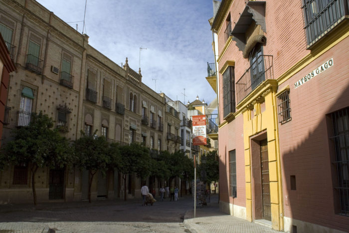 El tramo de Mateos Gago entre Virgen de los Reyes y Guzmán el Bueno, peatonal con acceso para residentes