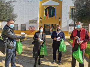 Bormujos reparte botellas de aluminio y elimina el uso municipal de los vasos desechables