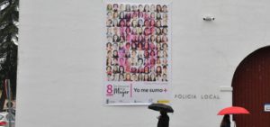 Tomares se suma al 8M con una gran lona con 100 fotografías de mujeres del municipio