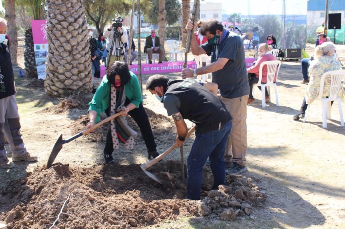 Gilena inicia las primeras plantaciones para el futuro "bosque del amor"