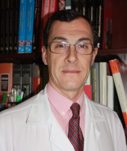 El facultativo del Valme Ricardo Mena-Bernal, vicepresidente de la Sociedad Andaluza de Traumatología y Ortopedia (SATO)
