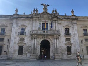 La US retoma desde el lunes el sistema presencial y telemático y los universitarios alertan del "desbarajuste"