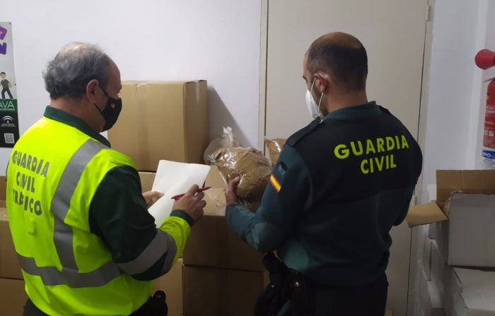 Localizan en la AP-4 un vehículo con 50 cajas de picadura de tabaco de contrabando